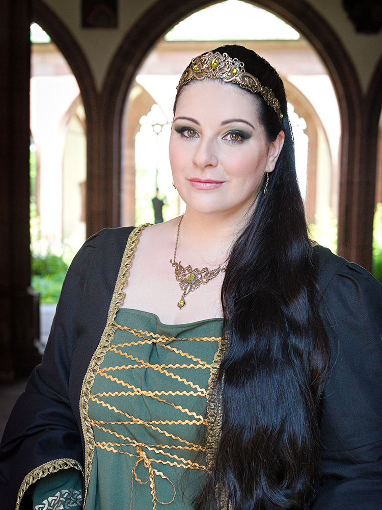 Jeune femme en costume médiéval