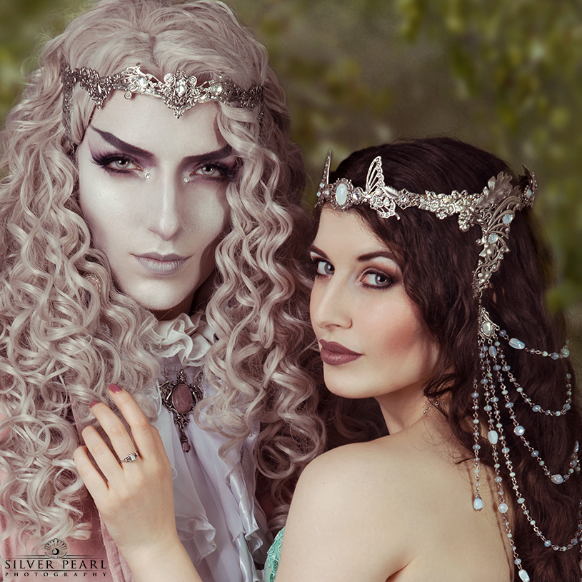 Un couple romantique avec les modèles LaEsmeralda et Valentin Lucien Winter et des couronnes elfiques de la boutique A Mon Seul Désir