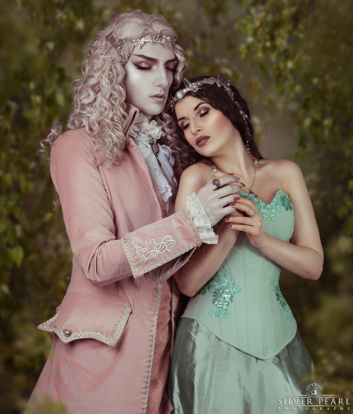 Les modèles LaEsmeralda et Valentin Lucien Winter avec des couronnes elfiques de la boutique A Mon Seul Désir