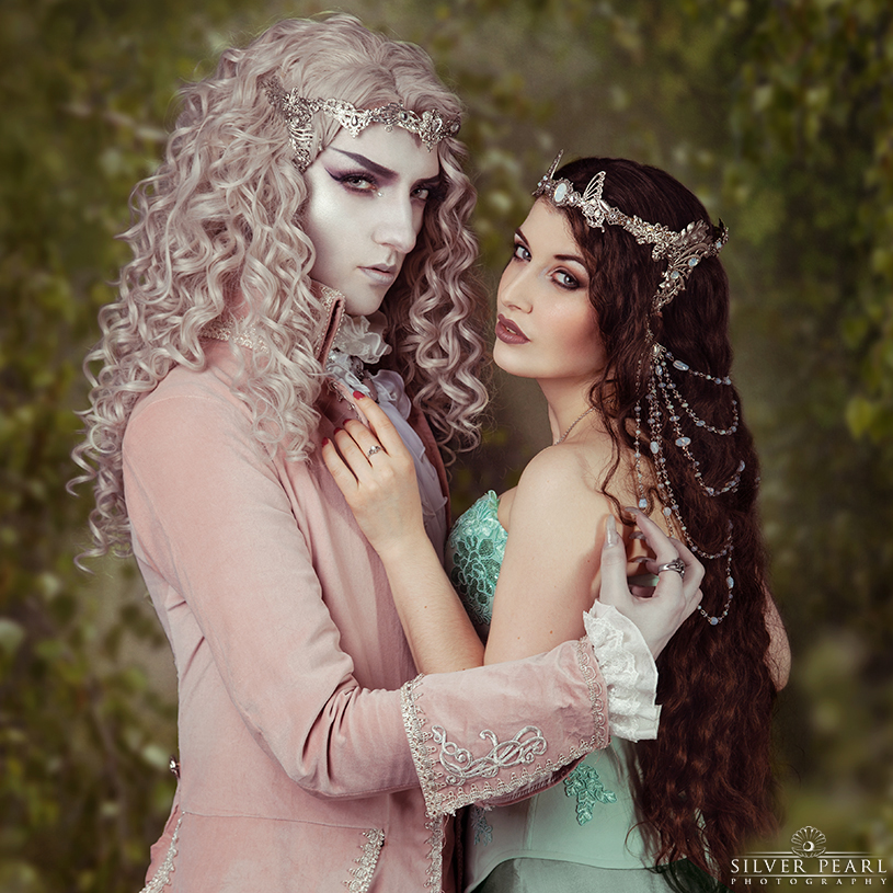 Les modèles LaEsmeralda et Valentin Lucien Winter portent leurs couronnes elfiques de la boutique A Mon Seul Désir