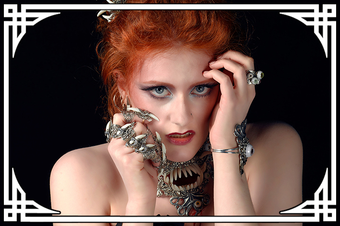 Alain Naim photographie la modèle Absinthe Delirium, en vampire, maquillée par Jennifer Groët avec des bijoux gothique de A Mon Seul Désir en 2012