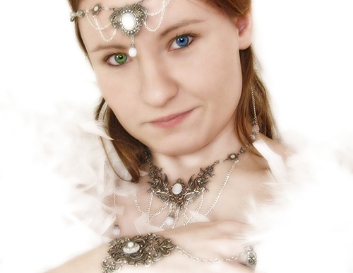 Emilie et ses bijoux elfiques blanc opale