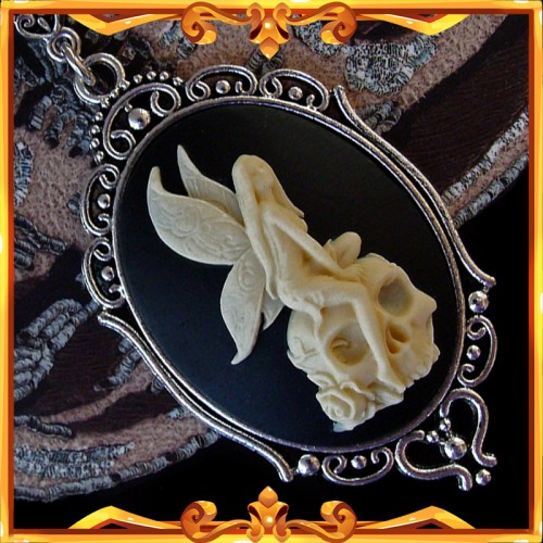 Skull Cameo Necklace "Dark Fantasy"
