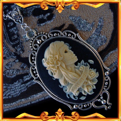 Skull Cameo Necklace "Forever Love"