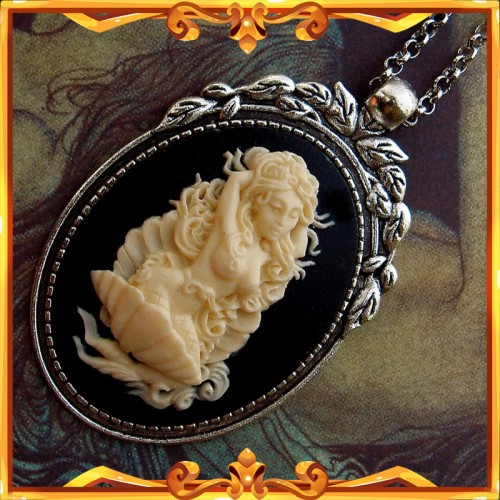 Mermaid Cameo Necklace "Nereid"