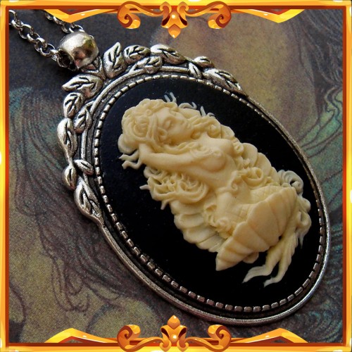 Mermaid Cameo Necklace "Nereid"