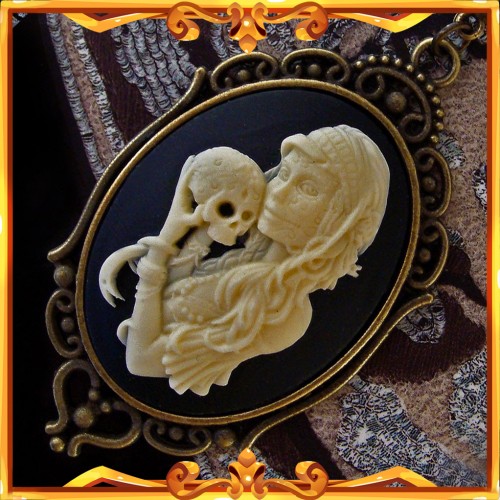 Skull Cameo Necklace "Gypsy Girl"