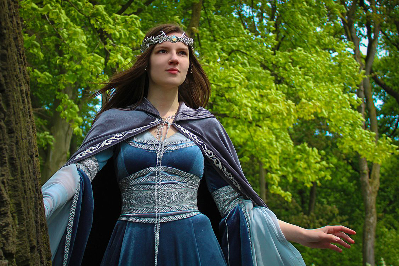 jeune fille en costume médiéval elfique