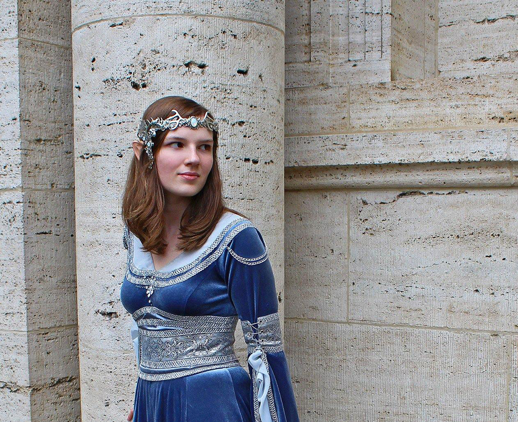 jeune fille avec cosplay médiéval elfique
