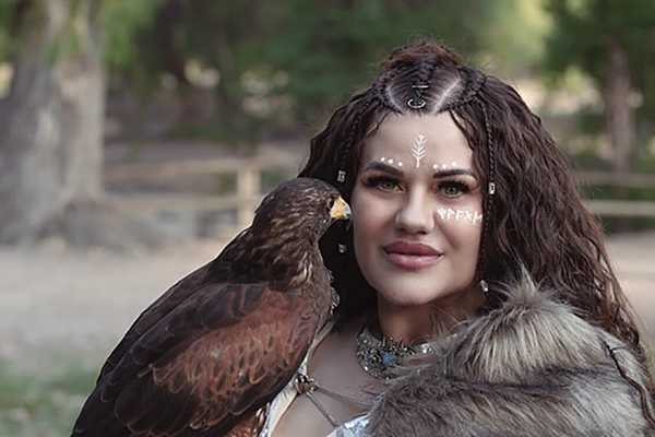 Femme Viking avec Faucon 2025