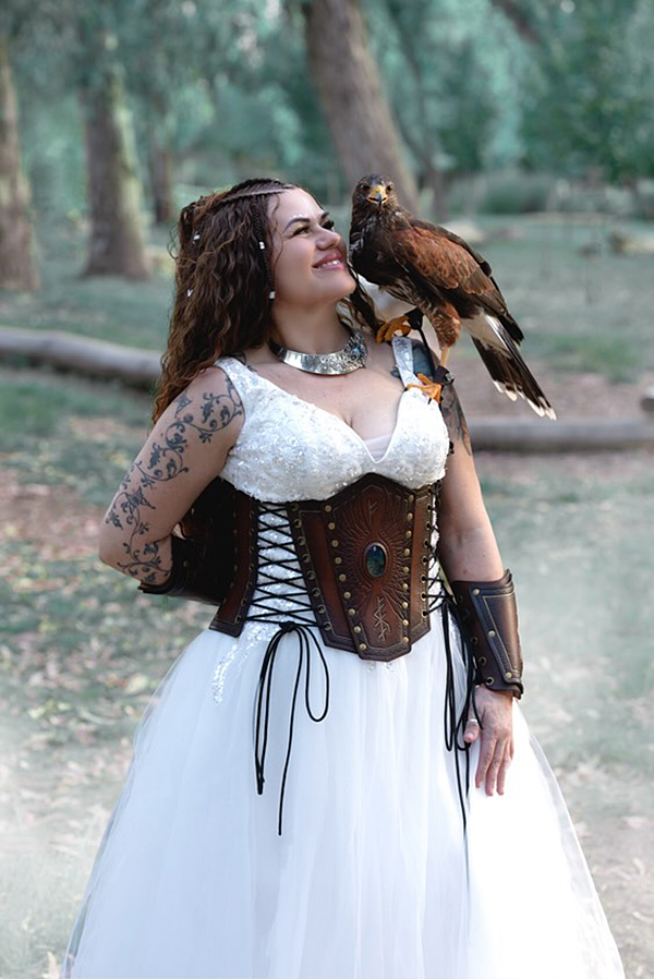 Femme Viking avec Faucon 2025