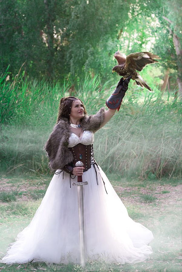 Femme Viking avec Faucon 2025