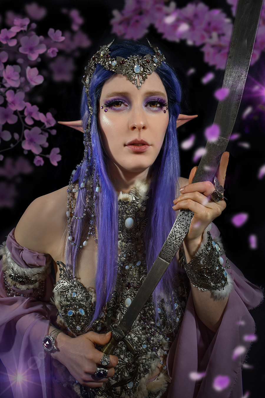 jeune femme samourai rose avec pétales de fleurs de cerisiers sakura blossom