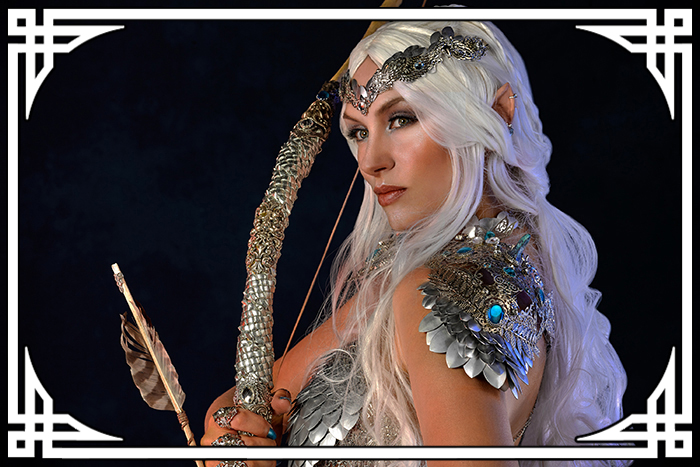 La modèle Jadwina Wig en armure médiévale argentée photographiée par Alain Naim avec une mise en beauté de Jennifer Groët et des bijoux de A Mon Seul Désir Boutique