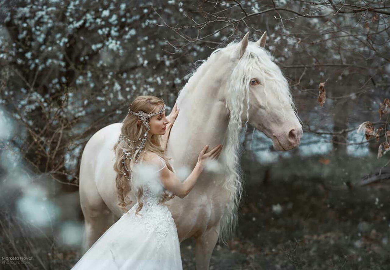 Licorne Blanche Shooting Princesse Elfique 2018 Marketa Novak Bára Marková Victory Salon A Mon Seul Désir