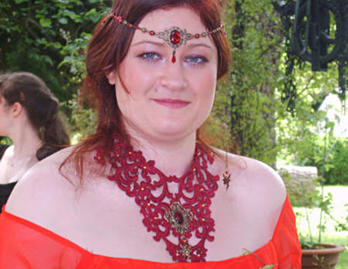 Le mariage féerique de Nimmah avec bijoux elfiques bronze et rouge
