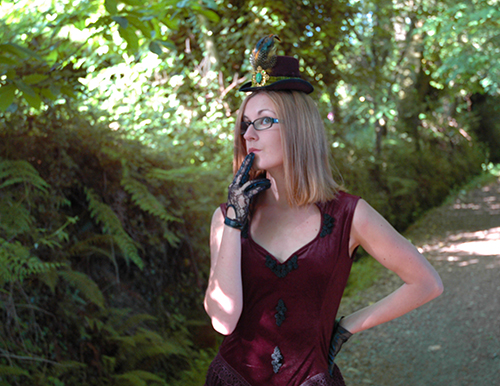 Marine et son mini chapeau steampunk