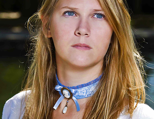 Alexia portant un collier romantique avec camée