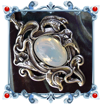 collier elfique et florale avec pierre blanche opalescente comme une pierre de lune